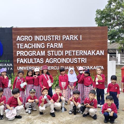 Kenalkan Dunia Peternakan Sejak Dini, Agroindustri Park Prodi Peternakan UMBY terima Kunjungan Siswa SD Kesatuan Bangsa